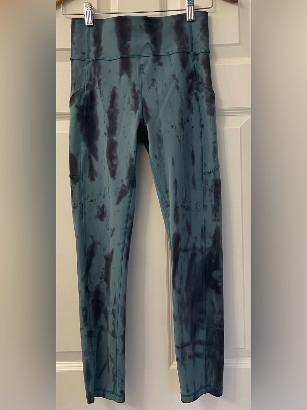 Lululemon leggings with side pockets - size 6